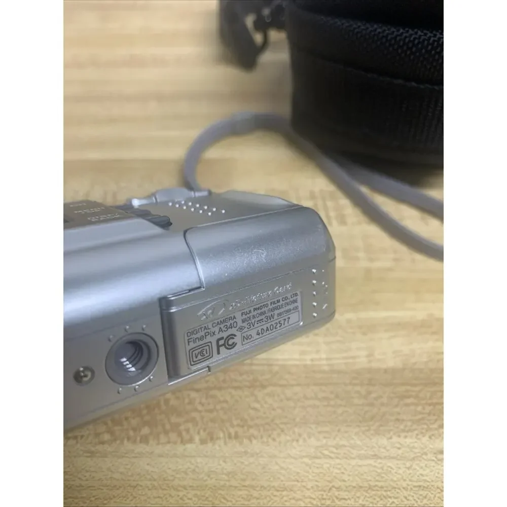 Fujifilm Silver FinePix A340 4MP Digital Camera w/Case & 16MB-XD Card TESTED